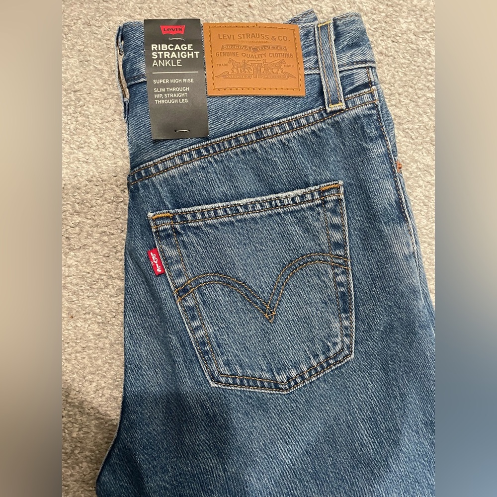NWT| Levi’s Ribcage Straight Jeans | size: 26